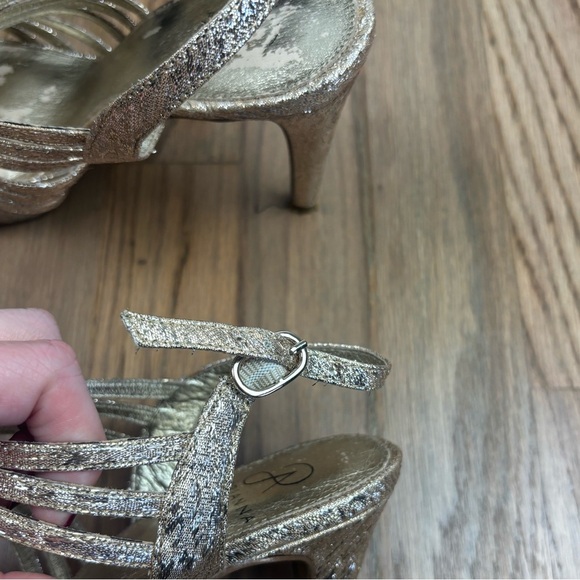 Adrianna Papell Aiden Platform Pump Gold Buckle 8M - Picture 7 of 8